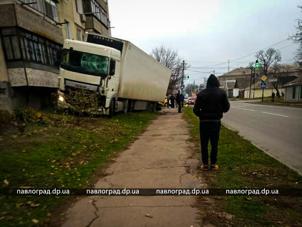 В Павлограде столкнулись фура и микроавтобус (ФОТО) | Незалежний портал  Павлоград.dp.ua